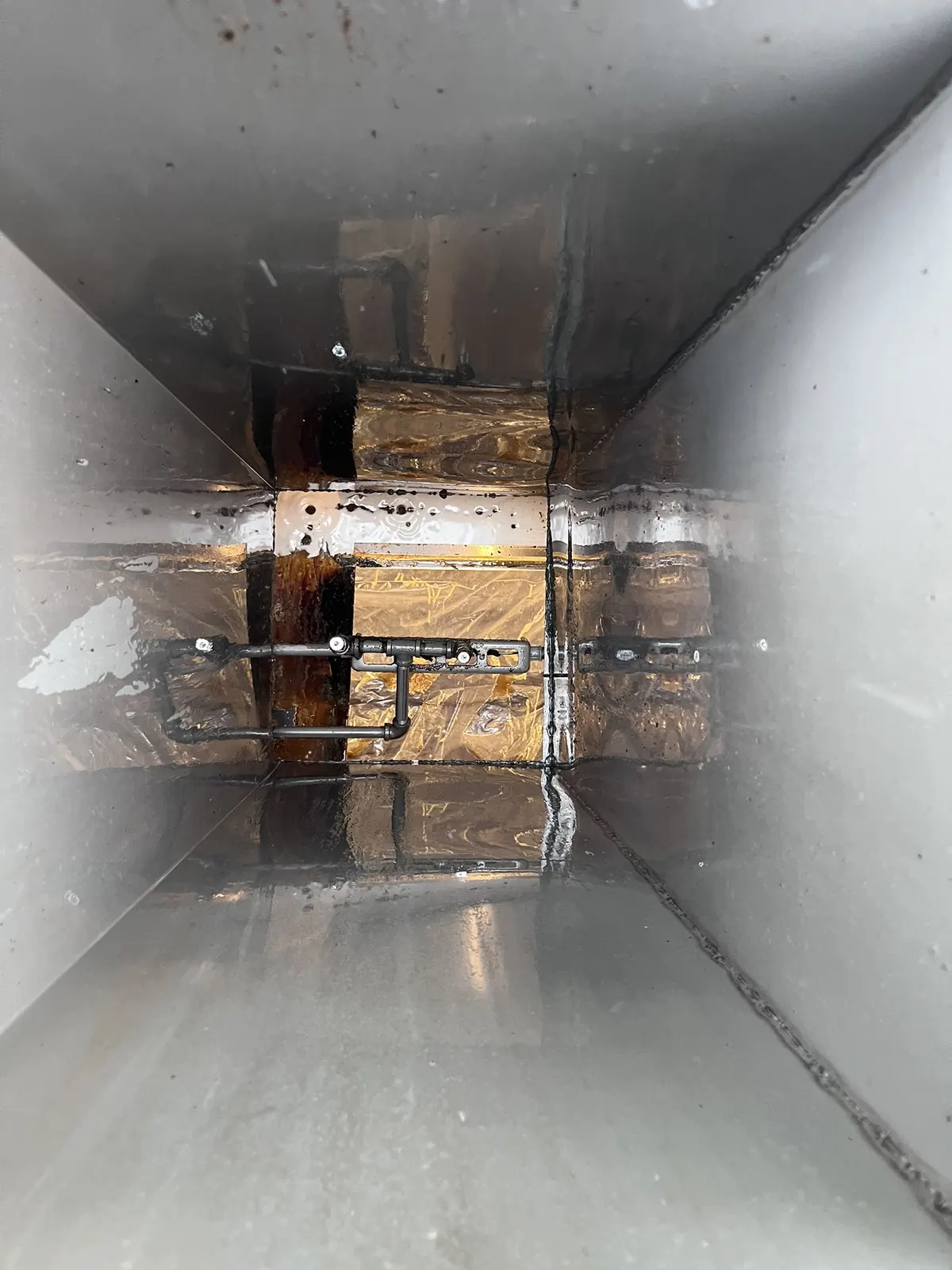 Vertical exhaust duct after cleaning